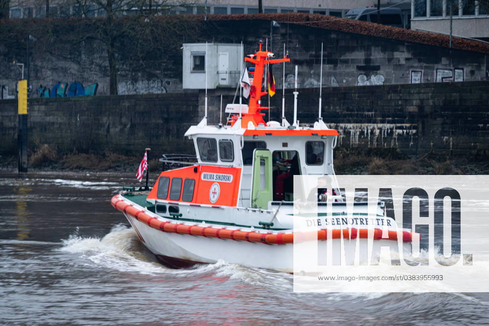 195 Ice bet from 1829, traditional Bremen ice bet test to see if the Weser is frozen over, Martinianleger below the Martinikirche, Bremen 06 01 2024, the DGzRS sea rescuers on the rescue boat Wilma Sigorski Bremen Martinianleger, Bremen city center Germany Eiswette 6.1.24 LR-3486