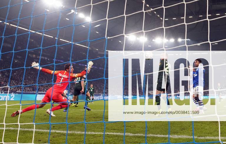 Football 1 Bundesliga FC Schalke 04 VfL Wolfsburg v l Koen Casteels VfL Wolfsburg Daniel Caligiuri FC Schalke 04 Goal scored scores the goal to the 2 1 Gelsenkirchen