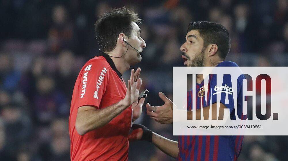 KW03 Partido de Liga entre el Barcelona y el Leganes en el Camp Nou. En la imagen, Luis Suarez protesta al arbitro.Spanish League match between Barcelona and Leganes. In this picture, Luis Suarez protest to the referee.