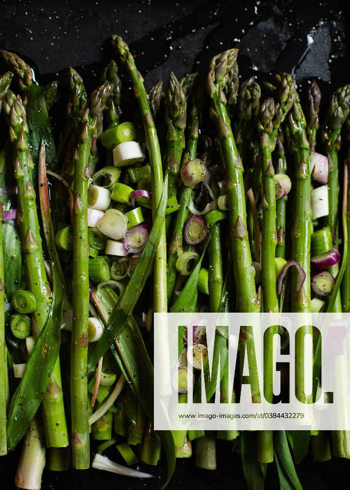 IMAGO Creative: Food, Spargel Roasted asparagus and shallots on metal sheetpan Seattle, Washington, United States CR_AAGC240107-1317911-01