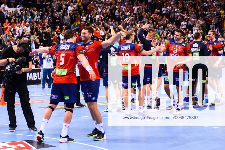 Sander Sagosen of Norway celebrates with teammates after the IHF World Handball Championship match between Germany and Norway on January 25 2019 in Hamburg Photo Ludvig Thunman BILDBYR u0081N kod LT 35585,