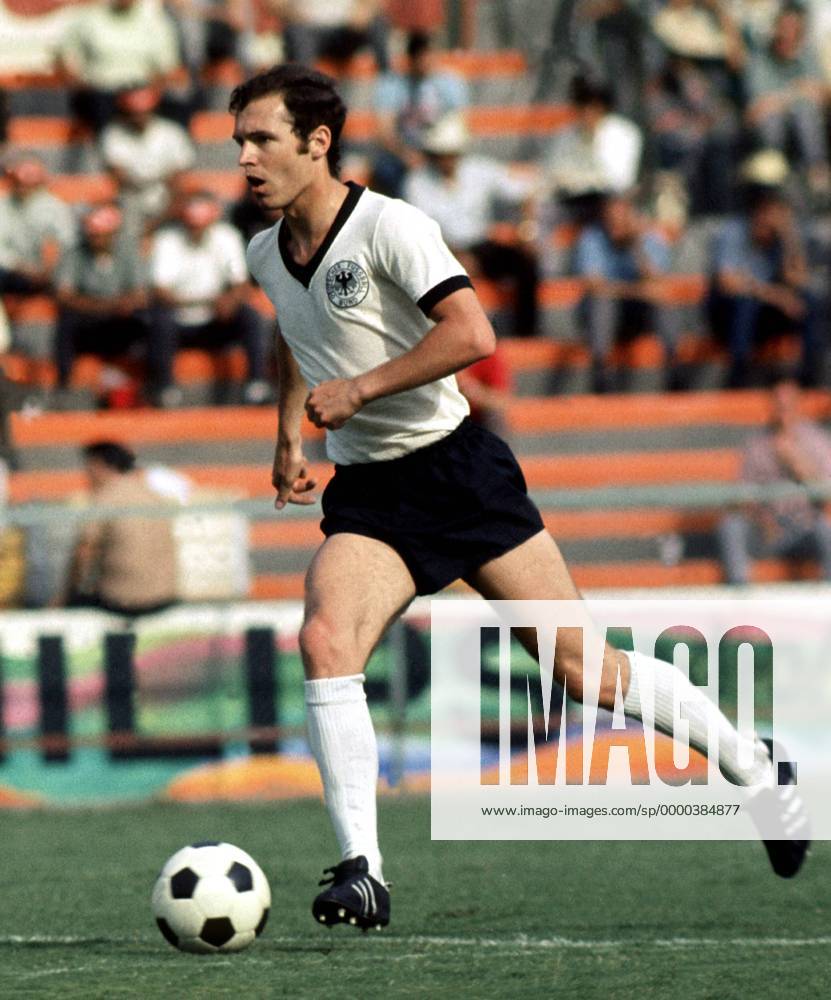 Franz Beckenbauer (Deutschland) am Ball Fußball WM Herren Weltmeisterschaft 1970, Länderspiel, Nationalmannschaft, Nationalteam, Nationaltrikot Einzelbild Leon Dynamik,