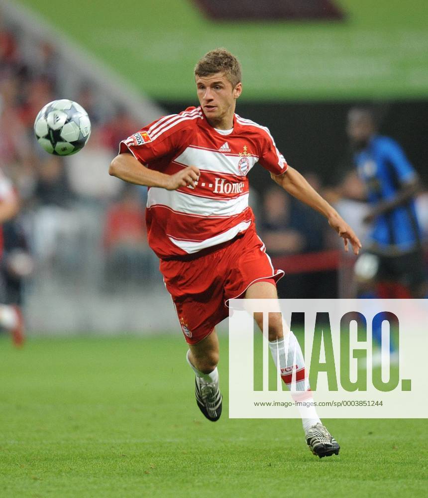 Thomas Müller (Bayern) am Ball - Fußball 1. BL Herren , Saison 2008 2009, Test, Testspiel, FC Bayern München Einzelbild München Dynamik,