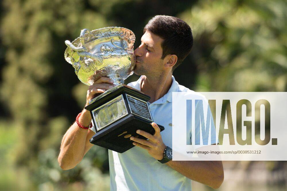 KW05 (190128) -- MELBOURNE, Jan. 28, 2019 (Xinhua) -- 2019 Australian Open Champion, Novak Djokovic of Serbia, poses for photographs with the Championship trophy (Norman Brookes Challenge Cup) at the Royal Botanical Gardens in Melbourne, Australia on Jan. 28, 2019. (Xinhua Bai Xue) (SP)AUSTRALIA-MELBOURNE-TENNIS-AUSTRALIAN OPEN-TROPHY