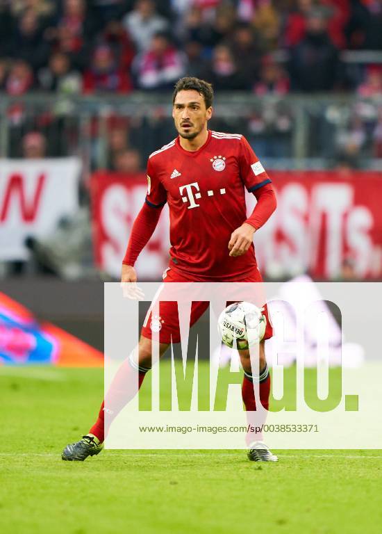 Mats HUMMELS, FCB 5 drives, controls the ball, action, full-size, Single action with ball, full body, whole figure, cutout, single shots, ball treatment, pick-up, header, cut out Freisteller FC BAYERN MUNICH - VFB STUTTGART 4-1 - DFL REGULATIONS PROHIBIT ANY USE OF PHOTOGRAPHS as IMAGE SEQUENCES and or QUASI-VIDEO - 1.German Soccer League , Munich, January 27, 2019 Season 2018 2019, matchday 20, FCB, München, Photographer: Peter Schatz