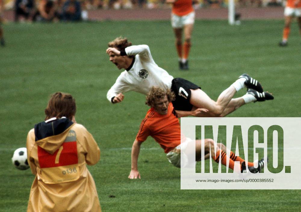 Bernd Hölzenbein (Deutschland, hinten) wird von Wim Jansen (Holland) gefoult Fußball WM Herren Weltmeisterschaft 1974, Finale, Endspiel, Länderspiel, Nationalmannschaft, Nationalteam Gruppe Olympiastadion München Dynamik, Kampf,