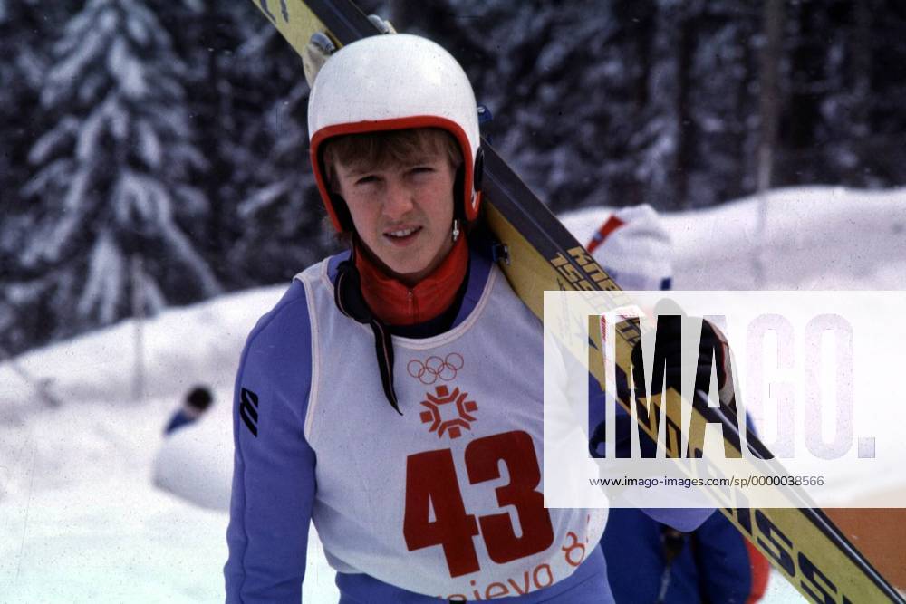 Jens Weißflog mit Ski über der Schulter Skispringen OS Winter Herren Skisprung, Ski Nordisch, Nordischer Skisport: Olympische Spiele, Winterspiele, Olympia Einzelbild Sarajevo