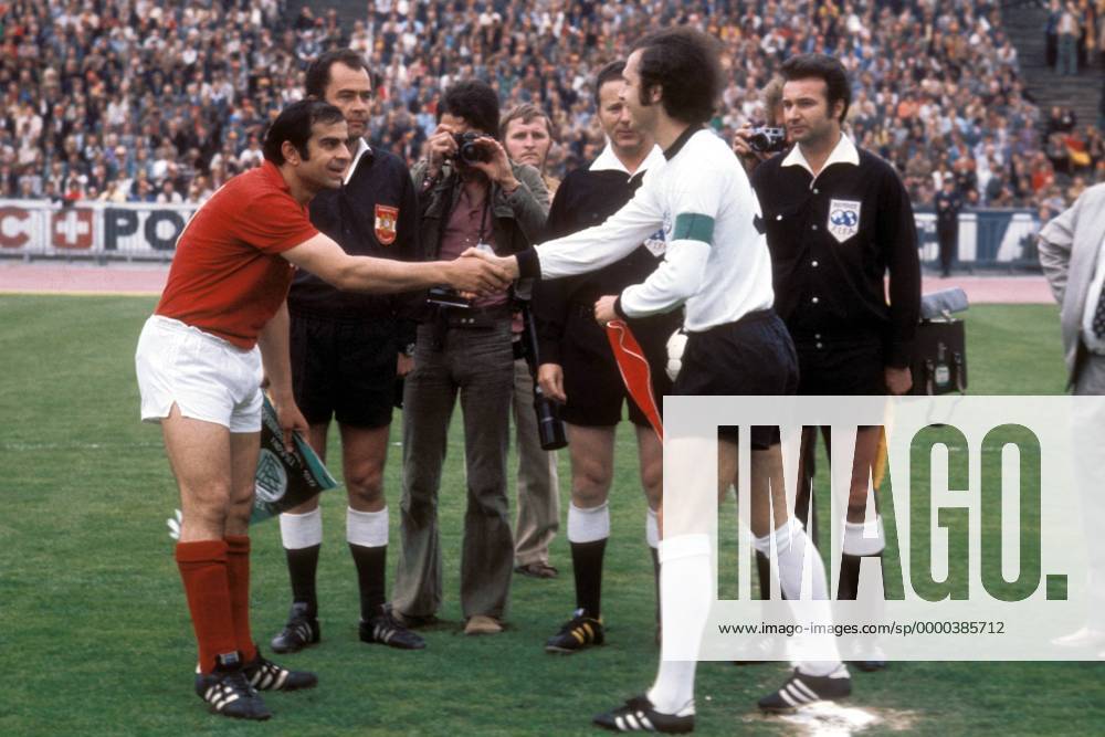 Murtaz Khurtsilava (Sowjetunion, li.) begrüßt Franz Beckenbauer (BR Deutschland) - dahinter Schiedsrichter Ferdinand Marschall (Mitte, Österreich) Fußball EM Herren Europameisterschaft 1972, Finale, Endspiel, Länderspiel, Nationalmannschaft, Nationalteam Gruppe Heysel-Stadion Brüssel