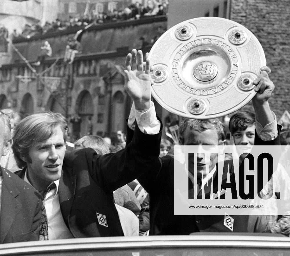 Berti Vogts präsentiert die Meisterschale und Günter Netzer winkt den Anhängern - Gladbach ist Deutscher Meister 1970 Fußball 1. BL Herren Saison 1969 1970, Borussia Mönchengladbach Gruppe Mönchengladbach Freude,