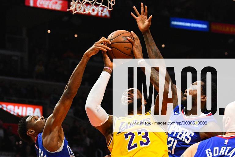 LOS ANGELES, CA - JANUARY 31: Los Angeles Lakers Forward LeBron James (23) drives to the basket is fouled by Los Angeles Clippers Guard Shai Gilgeous-Alexander (2) as Los Angeles Clippers Guard Patrick Beverley (21) defends during a NBA Basketball Herren USA game between the Los Angeles Lakers and the Los Angeles Clippers on January 31, 2019 at STAPLES Center in Los Angeles, CA. (Photo by Brian Rothmuller Icon Sportswire) NBA: JAN 31 Lakers at Clippers Icon190131031