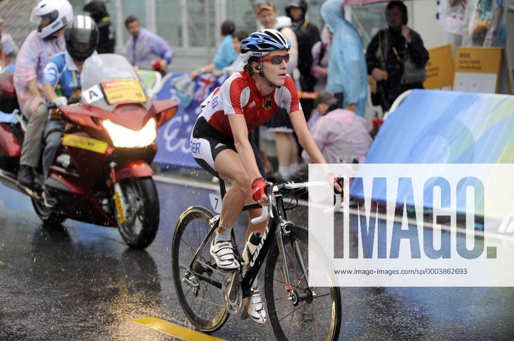 Judith Arndt (Deutschland) kommt ins Ziel Radsport OS Sommer Damen Olympische Spiele 2008, Sommerspiele, Straßenradsport, Straße, Rad, Nationaltrikot Einzelbild Peking
