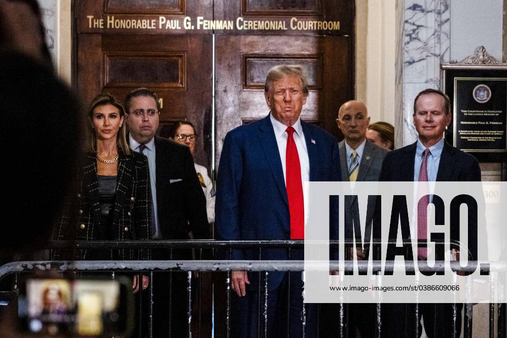 USA, Prozess gegen Donald Trump in New York City January 11, 2024, New York, New York, USA: Former President DONALD TRUMP addresses the press before entering the court as closing arguments are made in his civil fraud trial. New York USA - ZUMAb230 20240111_znp_b230_003