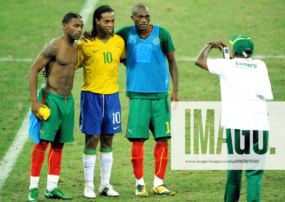 Ronaldinho (Brasilien, Mitte) posiert für ein Erinnerungsfoto mit kamerunischen Nationalspielern - Fußball OS Sommer Herren Olympische Spiele 2008, Sommerspiele Peking, Nationalmannschaft, Nationaltrikot Länderspiel Gruppe Shenyang
