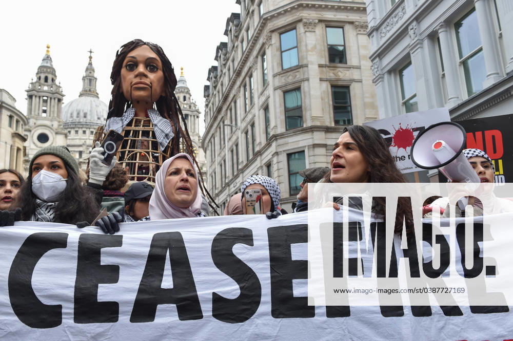 Little Amal, the 3.5-meter puppet of a nine-year-old Syrian refugee girl, joined the National March for Palestine outside St. Paul s Cathedral in London. Hundreds of thousands of protesters gathered at Bank Junction as part of a global day of action for Palestine. London United Kingdom - ZUMAk172 20240113_zip_k172_008