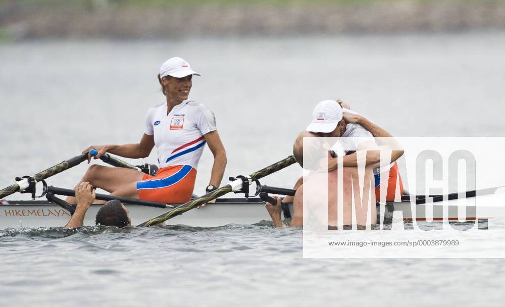 Kirsten van der Kolk (re.) und Marit van Eupen (beide Niederlande) - Olympiasieger im Leichtgewicht Doppelzweier werden geküsst und beglückwünscht Rudern OS Sommer Damen Olympische Spiele Peking 2008, Sommerspiele, Nationaltrikot, Zweier, 2er, 2 er, Skull Gruppe Peking Freude,