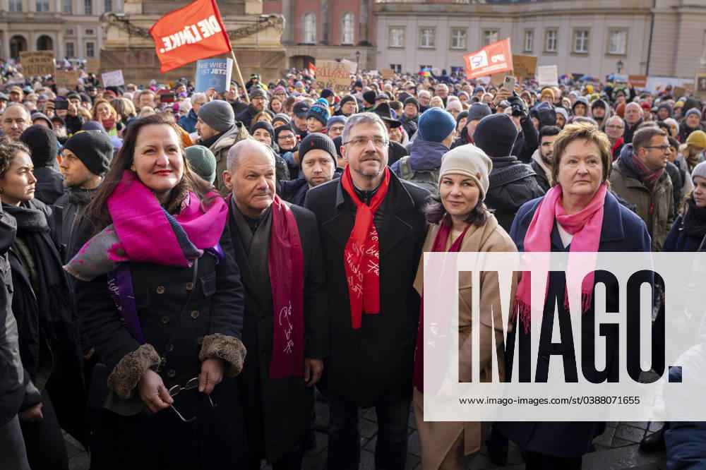 Federal Chancellor Olaf Scholz, SPD, and Federal Foreign Minister Annalena Baerbock, The Greens, attend the rally Potsdam wehrt sich a rally of the Potsdam bekennt Farbe alliance on th