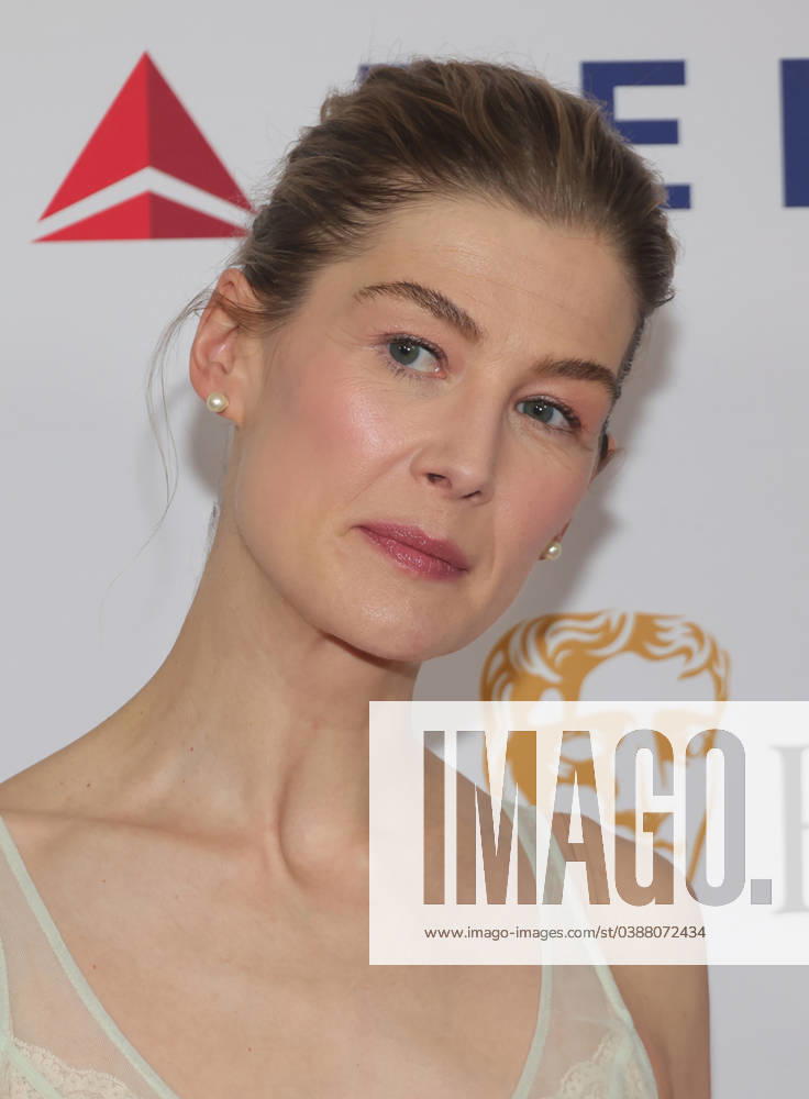 Celebrities attend The 2024 BAFTA Tea Party at The Maybourne Beverly Hills, United States Featuring: Rosamund Pike Where: Beverly Hills, California, United States When: 13 Jan 2024 Credit: Faye s Vision Cover Images . NOT FOR USE BY NEWSPAPERS BASED IN THE UK.