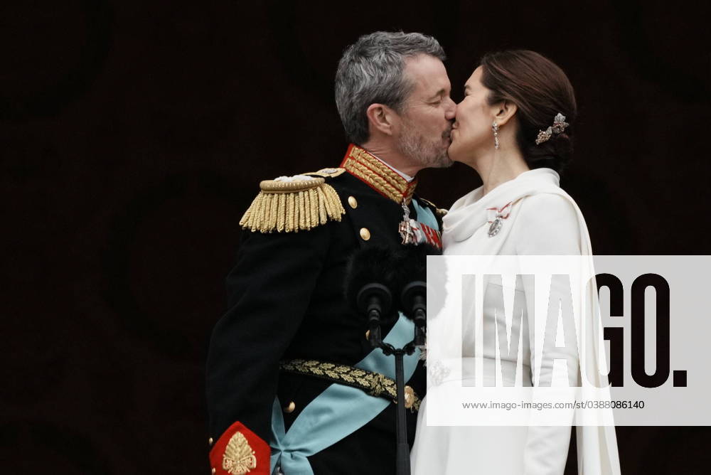 King Frederik X and Queen Mary kiss on the balcony after the proclamation at Christiansborg Palace Square in Copenhagen, Sunday, January 14, 2024 On December 31, 2023, the Queen announced that she would abdicate on January 14 and that the Crown Prince would be Denmarks regent from that day Photo Thomas Traasdahl Scanpix 2024 feature match, Copenhagen Denmark