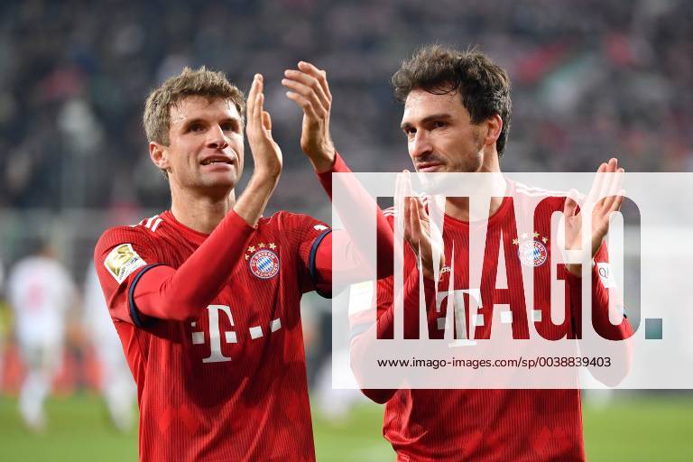 V li Thomas MUELLER MÜLLER Bayern Muenchen Mats HUMMELS Bayern Muenchen applause applause gestures action football 1 Bundesliga 22 matchday matchday22 FC Augsburg A FC Bayern Muenchen M 2 3 on 15 02 2019 in Augsburg Germany WWK A R E N A