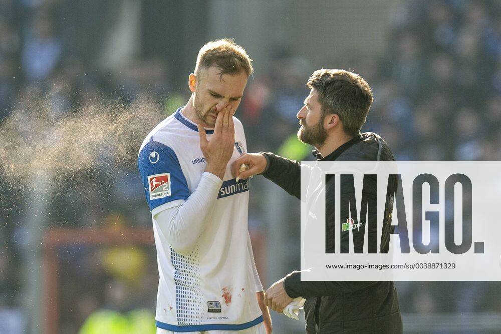 Football GER Season 2018 2019 2 Bundesliga 22 Matchday DSC Arminia Bielefeld 1 FC Magdeburg in the Schüco Arena in Bielefeld Magdeburgs Jan Kirchhoff is treated at the bleeding nose DFL REGULATIONS PROHIBIT ANY USE OF PHOTOGRAPHS AS IMAGE SEQUENCES AND OR QUASI VIDEO
