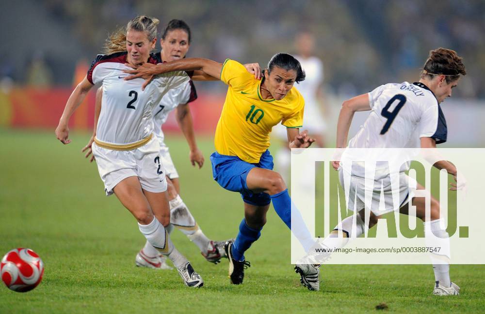 Heather Mitts (USA, li.) gegen Marta (Brasilien) - Fußball OS Sommer Damen Olympische Spiele 2008, Sommerspiele, Nationalteam, Nationaltrikot, Länderspiel, Finale, Frauen Gruppe Peking Dynamik,