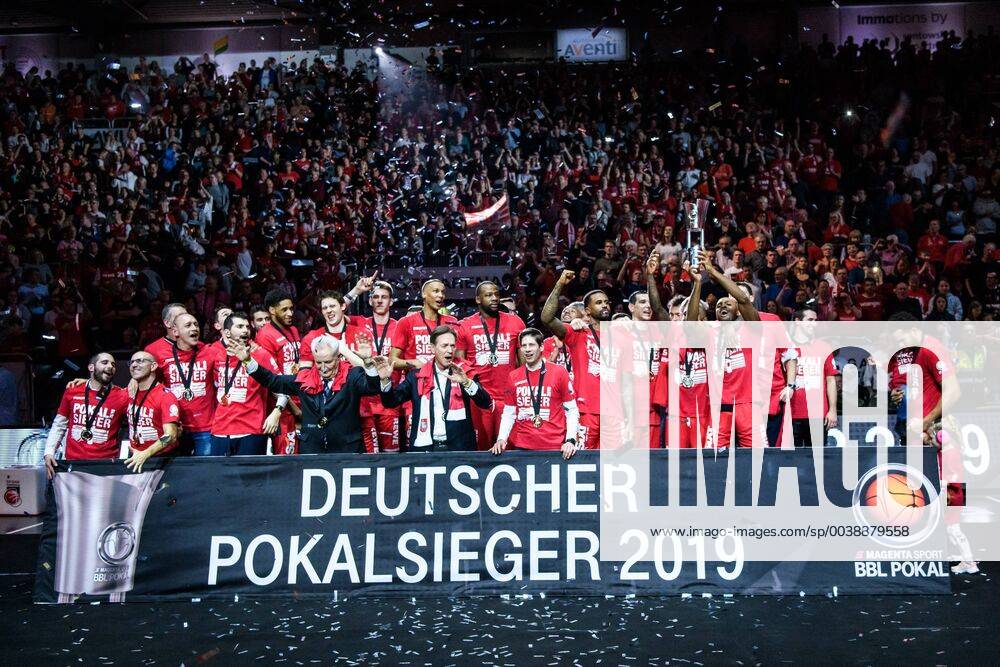 Basketball BBL Cup Final Brose Bamberg Alba Berlin v l Brose Bamberg Players celebrate after the victory Jubilation Joy Bamberg