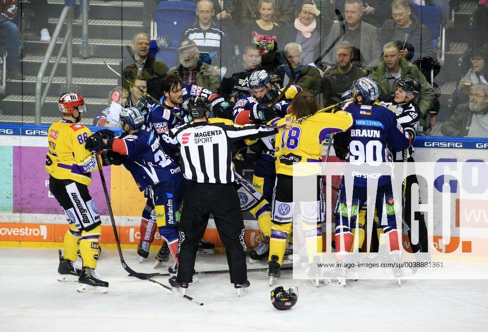 GER 1 DEL EISBAEREN BERLIN VS Krefeld Penguins 17 02 2019 Mercedes Benz Arena Berlin GER 1 DEL EISBAEREN BERLIN VS Krefeld Penguins in picture Herd formation nordphotoxEngler nph00076