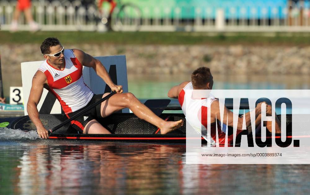 Tomasz Wylenzek hat nach dem Finalrennen einen Kreislaufkollaps und fällt völlig erschöpft ins Wasser, re. Christian Gille (beide Deutschland) - sie werden Zweiter im 1000m Zweiercanadier bei den olympischen Spielen 2008 Kanu OS Sommer Herren Olympische Sommerspiele Peking 2008, Spiele, Nationaltrikot Gruppe Peking Shunyi Erschöpfung