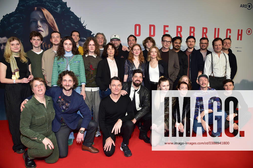 Der Komplette Cast, der Serie... Karoline Schuch, Felix Kramer, Lucas Gregorowicz, Jan Krauter, Robert Glatzeder, Stefan Weinert, Uta Janietz, Berit Künnecke, Sebastian Urzendowsky, Nicola Magdalena Lüders, Florian Hertweck, Justine Sobik, Alix Heyblom, Frida Beineix und Richard Manualpillai sowie die Serienschöpfer Adolfo J. Kolmerer (Regie), Christian Alvart (Regie, Drehbuch und Produzent), Arend Remmers (Headautor, Drehbuch) sowie Thomas Schreiber, Geschäftsführer der ARD Degeto und Christoph Pellander, Redaktionsleiter der ARD Degeto. Ankunft zur PREMIERE, der achtteilige Mystery-Crime-Serie Oderbruch - startet am 19. Januar 2024 in der ARD Mediathek und wird am 19. und 26. Januar 2024 jeweils ab 22:20 Uhr mit vier Folgen im Ersten gez Photopress Mueller