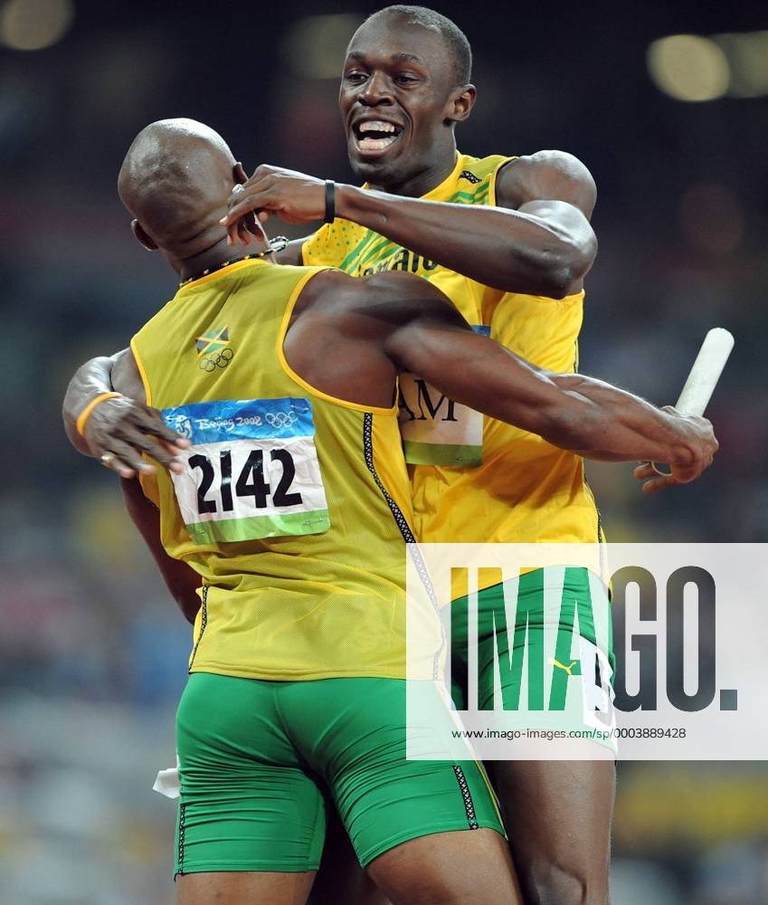 Jamaika ist Olympiasieger 2008 in der 4x100m Staffel - Usain Bolt (re.) und Asafa Powell jubeln - Leichtathletik OS Sommer Herren Olympische Spiele Peking 2008, Sommerspiele, 4x100m Staffel Gruppe Nationaltrikot Peking Freude,