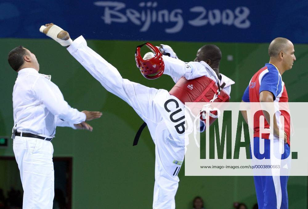 Olympia, Historie, Rückblick auf die Sommerspiele 2008 in Peking Angel Valodia Matos (Kuba) tritt Hauptkampfrichter Chakir Chelbat (Schweden, li.) mit voller Wucht - der Eklat mündete in einer lebenslangen Sperre für Matos - Taekwondo OS Sommer Herren Olympische Spiele 2008, Sommerspiele, Tae Kwon Do, Taek Won, Taekwon, Klasse über 80kg o0 Aufmacher Gruppe o0 Kampfrichter, Schiri, Mattenrichter, Skandal, Peking o0 Sperre gesperrt lebenslang lebenslange, Dynamik, Kampf Spannung,
