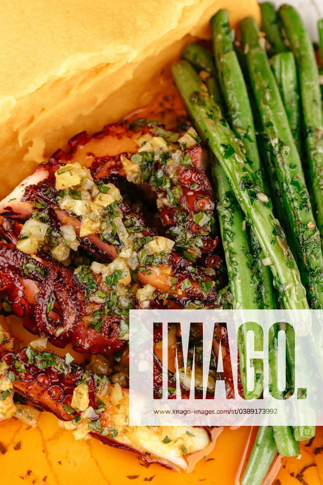 IMAGO Creative: Food, Spargel grilled octopus with sauce and asparagus on a plate R_KUAL240116E1-1324782-01