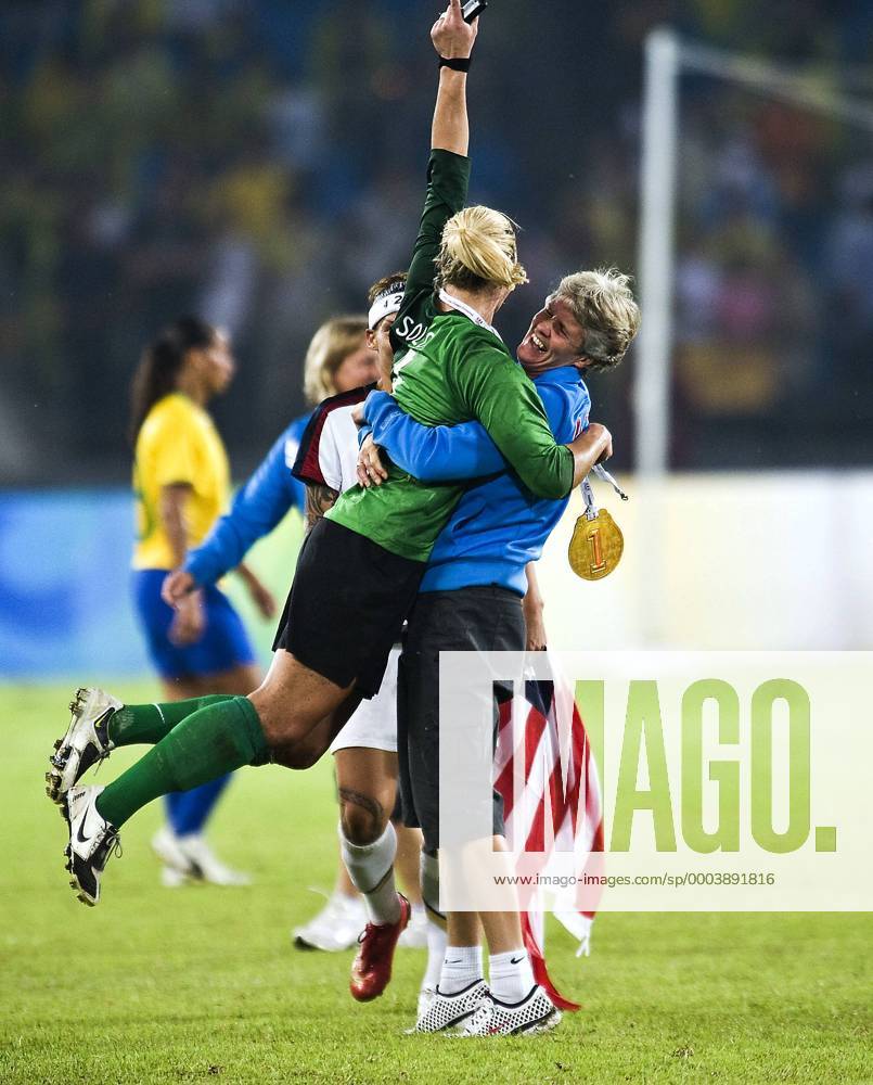 Nationaltrainerin Pia Sundhage (re.) und Torfrau Hope Solo (beide USA) feiern den Olympiasieg 2008 Fußball OS Sommer Damen Olympische Spiele 2008, Sommerspiele, Länderspiel, Finale, Nationalteam, Frauen, Frauenfußball Gruppe Beijing Begeisterung, Freude,