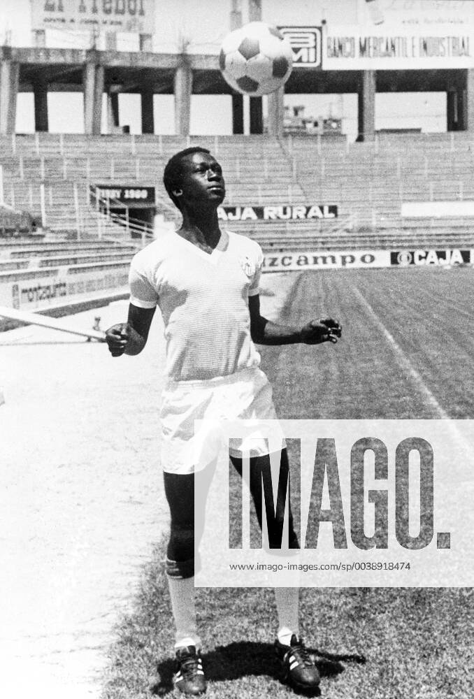 FÚTBOL FICHAJES SEVILLA FC Sevilla 29 6 1973 The new forward center of Sevilla FC the gambiano Alhaji Momodo Njie better known as Biri Biri makes some exercises with the ball during his presentation in the Sevillian stadium Ramón Sánchez Pizjuán Efe ct ACHTUNG NUR REDAKTIONELLE NUTZUNG