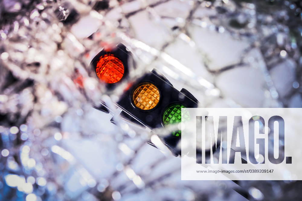 Red traffic light in a broken mirror, symbolic photo traffic light coalition and traffic light crisis ** NUR FUER REDAKTIONELLE ZWECKE ** **