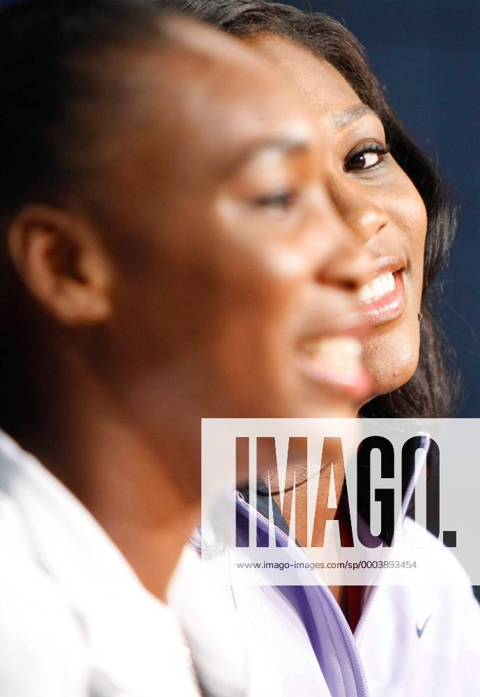 Serena (re.) und Venus Williams (beide USA) - Pressekonferenz zu den US Open 2008 - Tennis Damen US Open 2008, Grand Slam, Pressekonferenz, Pressetermin WTA Tour Gruppe Flushing Meadow New York, NY, N.Y. Freude,