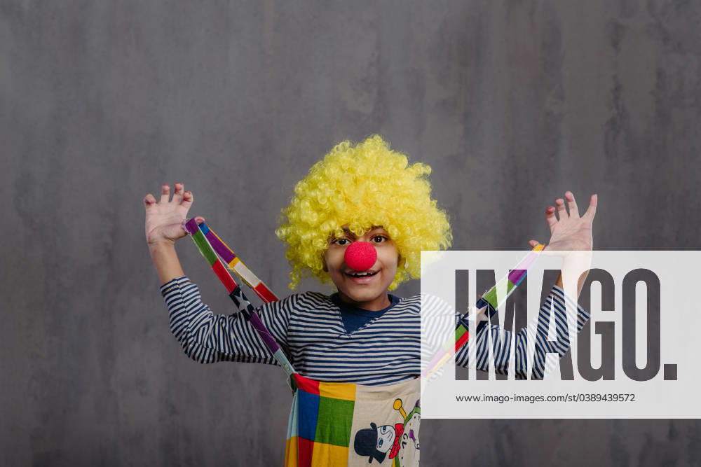 IMAGO Creative, Gesellschaft, Fasching Portrait of little boy in clown costume. Portrait of little boy in clown costume, studio shoot. model released