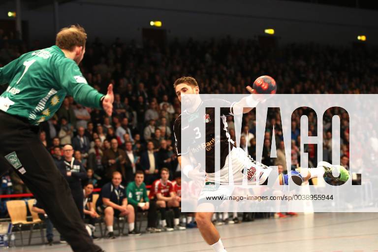 Handball 2 Handball Bundesliga 2018 2019 Handball Sportverein Hamburg vs. HC Rhein Vikings Goalkeeper Mikkel Moldrup HC Rhein Vikings Stefan Schröder Handball Sportverein Hamburg successful goal throwing Sporthalle Hamburg Hamburg Hamburg