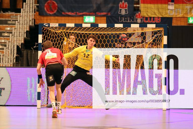 Handball 2 Handball Bundesliga 2018 2019 Handball Sportverein Hamburg vs HC Rhein Vikings Christian Hoße HC Rhein Vikings 7meter successful Goalkeeper Marcel Kokoszka Handball Sportverein Hamburg Sporthalle Hamburg Hamburg Hamburg