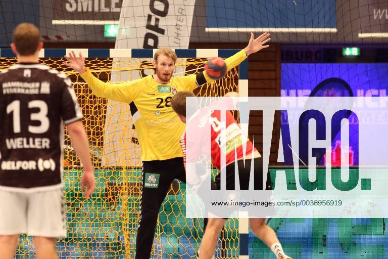 Handball 2 Handball Bundesliga 2018 2019 Handball Sportverein Hamburg vs. HC Rhein Vikings Niklas Weller Handball Sportverein Hamburg Goalkeeper Aron Edvardsson Handball Sportverein Hamburg Christian Hoße HC Rhein Vikings 7meter successful Sporthalle Hamburg Hamburg Hamburg