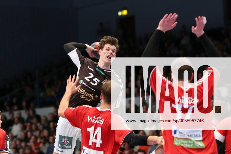 Handball 2 Handball Bundesliga 2018 2019 Handball Sportverein Hamburg vs. HC Rhein Vikings Finn Wullenweber Handball Sportverein Hamburg successful goal throw Paul Skorupa HC Rhein Vikings Bennet Johnen HC Rhein Vikings Sporthalle Hamburg Hamburg