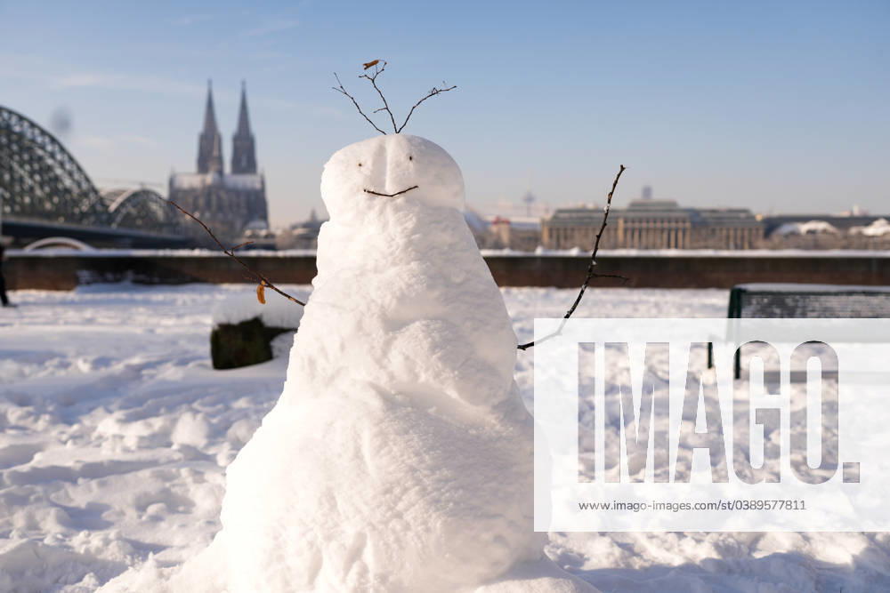 Impressions of the onset of winter and snow in Cologne Impressions and impressions of the onset of winter with snow and snow masses in the cathedral city with a snowman against the background of Cologne Cathedral The city under a magical blanket of snow, a winter fairy tale Cologne, 18 01 2024 Cologne North Rhine-Westphalia Germany