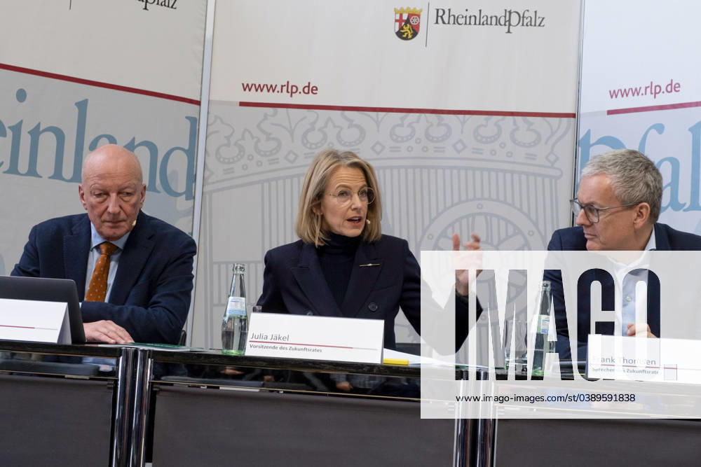 Pressekonferenz des Rates fuer die zukuenftige Entwicklung des oeffentlich-rechtlichen Rundfunks am Donnerstag (18.01.2024) in Berlin. (Foto v.l.: Roger de Weck Publizist, Generaldirektor der Schweizerischen Radio- und Fernsehgesellschaft (SRG) a.D., Zuerich; Julia Jaekel (Jäkel) Aufsichtsraetin, Medienmanagerin, Hamburg; Sprecher des Zukunftsrates Frank Thomsen) Der Zukunftsrat fuer ARD und ZDF hat einen weitreichenden Umbau des oeffentlich-rechtlichen Rundfunks empfohlen. Dieser muesse digitaler und effizienter werden und seinen Auftrag besser erfuellen, hiess es in dem am Donnerstag in Berlin uebergebenen Bericht des Gremiums. Der Rat wurde im vergangenen Maerz von der Rundfunkkommission der Bundeslaender mit dem Ziel eingesetzt, Perspek
