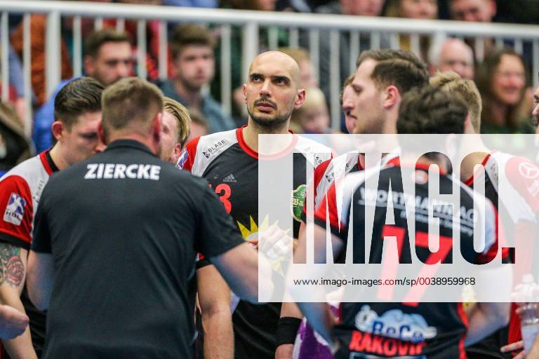 Marko Bagaric Luebbecke 13 looks up to the clock during a time-out at the game TUSEM Essen vs. TuS N Luebbecke Handball 2 Bundesliga 22 02 2019 TUSEM Essen vs. TuS N Luebbecke Handball 2 Bundesliga 22 02 2019 Essen