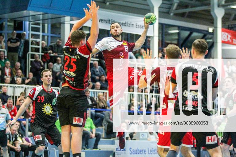 V l Moritz Schade Luebbecke 25 tries to block a throw of Cyrill Akakpo Essen 18 right Tom Skroblien Essen 52 and Jo Gerrit Genz Luebbecke 5 are lurking at the game TUSEM Essen vs TuS N Luebbecke Handball 2 Bundesliga 22 02 2019 TUSEM Essen vs TuS N Luebbecke Handball 2 Bundesliga 22 02 2019 Essen
