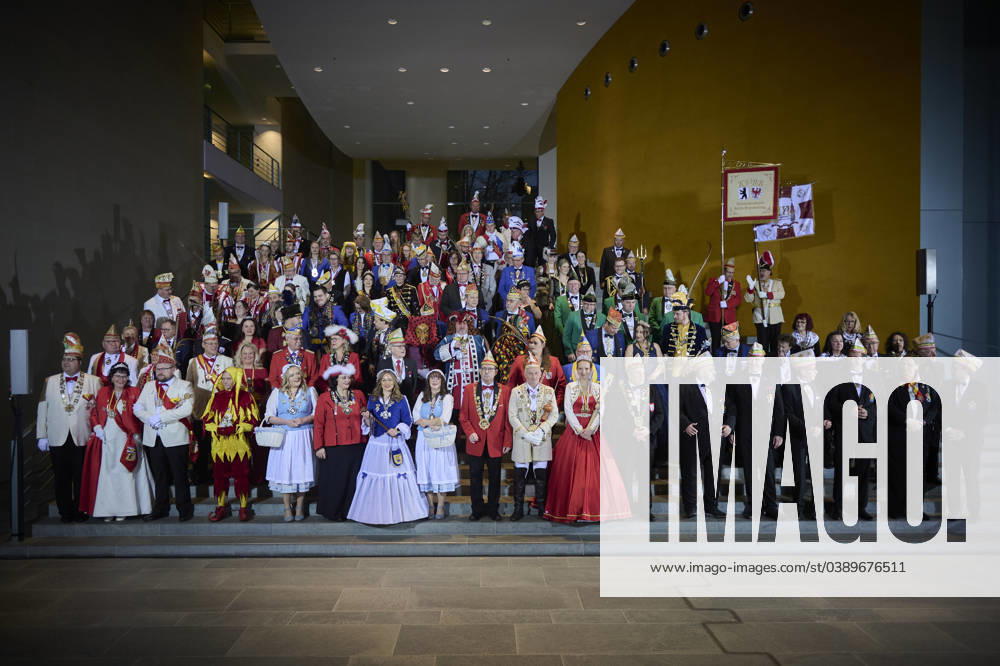 Berlin, Federal Chancellor Olaf Scholz receives carnivalists Federal Chancellery Federal Chancellor Olaf Scholz SPD at the group photo on 18 01 2024 with carnivalists at the reception in the Federal Chancellery in Berlin Berlin Federal Chancellery Berlin Germany