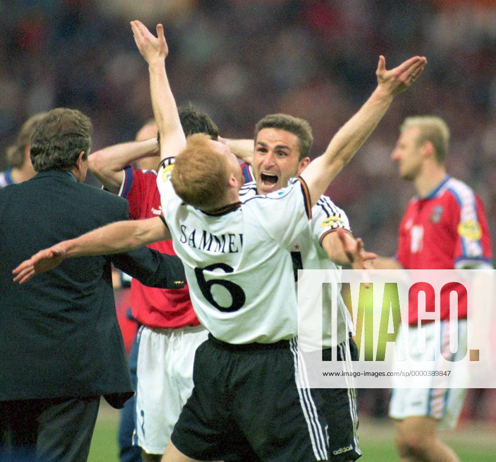 Fußball, EM Finale 1996 in London, Deutschland - Tschechien 2:1 n.V. Matthias Sammer (vorn) und Stefan Kuntz jubeln - Deutschland ist Europameister Fußball EM Herren Europameisterschaft 1996, Finale, Endspiel, Länderspiel, Nationalmannschaft, Nationalteam Gruppe Wembley London Freude, Begeisterung,