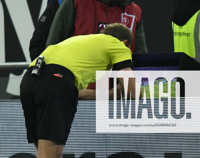 Fortuna Duesseldorf 1 FC Nürnberg 23 02 2019 Referee Sascha Stegemann looks at the video evidence and then presents Matheus Pereira FCN from the court DFL REGULATIONS PROHIBIT ANY USE OF PHOTOGRAPHS AS IMAGE SEQUENCES AND OR QUASI VIDEO HM