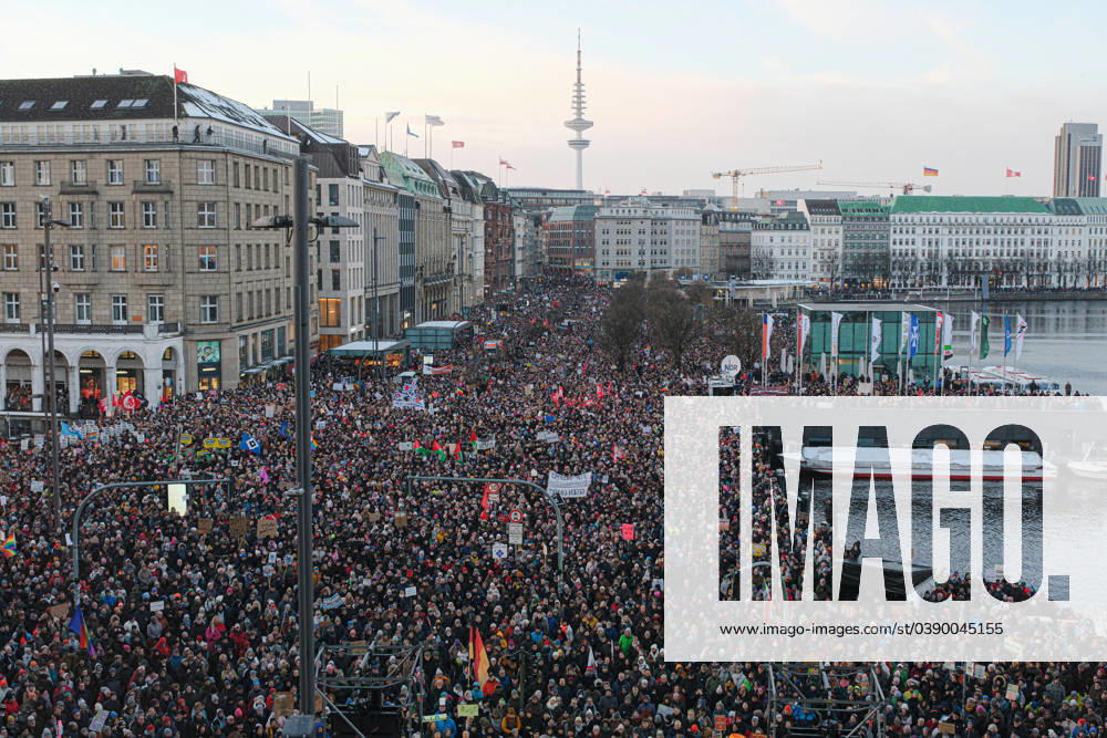 In Hamburg haben am Freitag (19.01.2024) mehrere Tausend Menschen auf dem Jungfernstieg gegen Rechtsextremismus demonstriert. Initiiert worden war die Kundgebung Hamburg steht auf - Gegen Rechtsextremismus und neonazistische Netzwerke vom Verein Unternehmer ohne Grenzen , der evangelischen Nordkirche und dem Deutschen Gewerkschaftsbund (DGB). Anlass war, dass das Recherche-Netzwerk Correctiv vor kurzem berichtet hatte, bei einem Treffen von AfD-Politikern, Neonazis und Unternehmern sei ueber einen Plan gesprochen worden, Millionen Menschen zu vertreiben. Demnach sollten nicht nur Menschen ohne deutschen Pass das Land verlassen, sondern auch Deutsche, die aufgrund ihrer Herkunft oder ihrer politischen Ueberzeugungen nicht in ein rechtsr