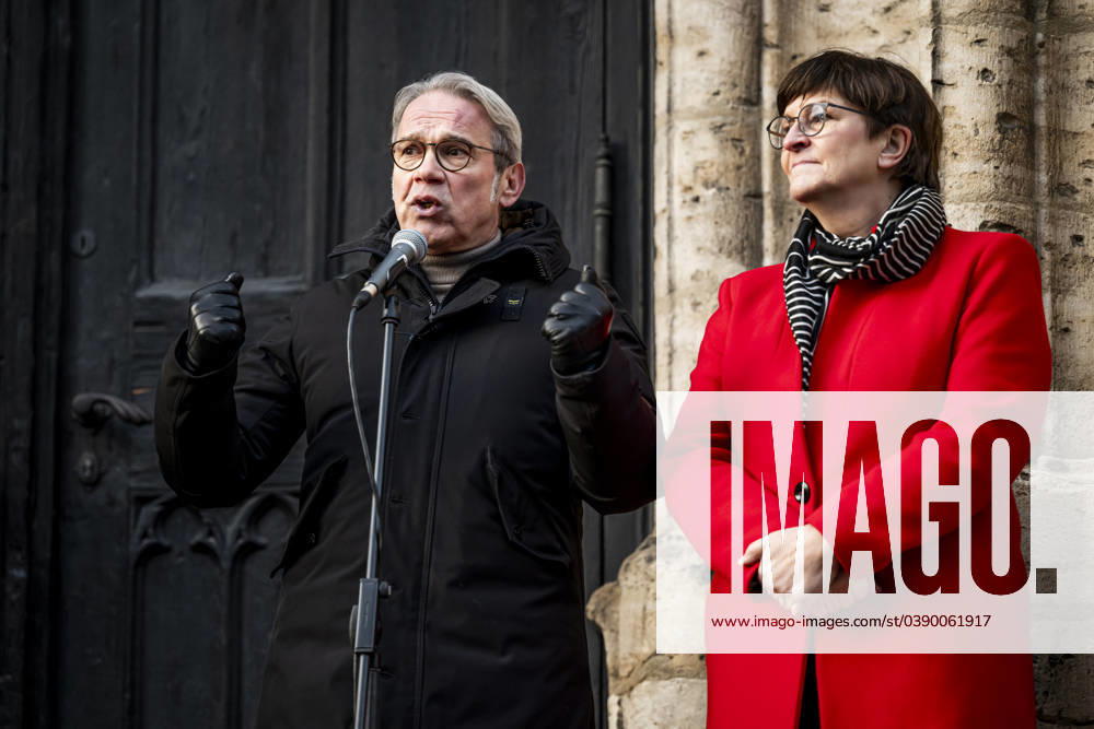 Jena The Thuringian Minister of the Interior and Local Government, Georg Maier SPD , and the Federal Chairwoman of the SPD, Saskia Esken SPD , speak in front of St. Michaels Church in Jena As part of nationwide demonstrations, a demonstration was held in Jena Thuringia on 19 J